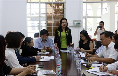 芹苴市人民委员会副主席武氏红映发表讲话。(图片来源:越通社) 芹苴市人民委员会副主席武氏红映发表讲话。(图片来源:越通社)