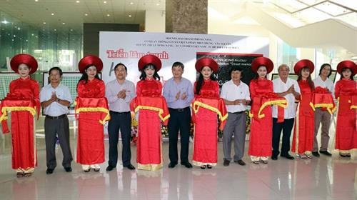 岘港市记者协会同越南通讯社中部西原地区分社联合举行题为“街道记忆”画展。图自https://baodanang.vn 岘港市记者协会同越南通讯社中部西原地区分社联合举行题为“街道记忆”画展。图自https://baodanang.vn