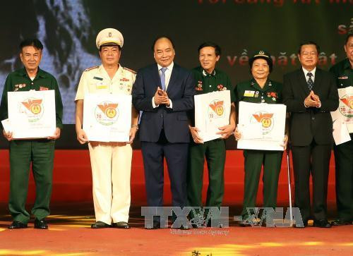 各位i代表在表彰大会上荣获政府总理和劳动荣军与社会部的奖状。（图片来源：越通社）