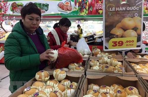 附图：河内市居民在BigC超市购买韩国梨子。（图片来源：越通社）