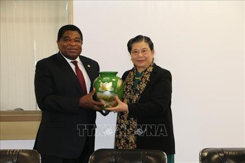 丛氏放向各国议会联盟秘书长马丁•纯赠送纪念品。图自越通社