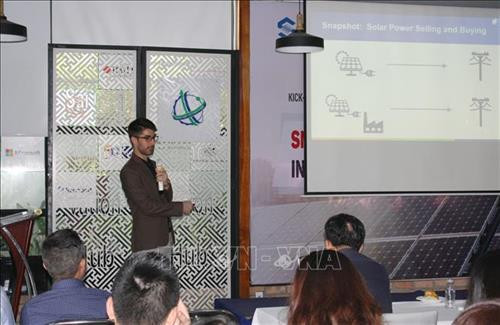 东南亚New Energy Nexus非营利组织代表分享关于清洁能源的信息。图自越通社 东南亚New Energy Nexus非营利组织代表分享关于清洁能源的信息。图自越通社