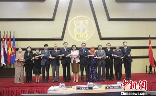 与会代表合影留念。（图片来源：chinanews.com)
