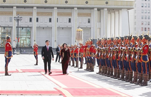 邓氏玉盛和蒙古国总理扎尔格勒图勒嘎·额尔登巴特检阅仪仗队。（图片来源：越通社）