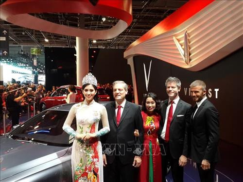 VinFast邀请大卫 ·贝克汉姆（右一）和2018年越南小姐陈小微（左一）参加亮相仪式。图自越通社