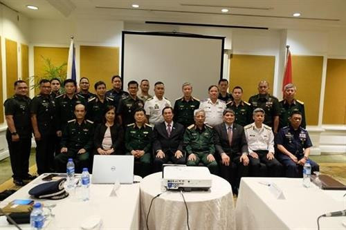 越南国防代表团与菲律宾国防代表团合影。图自越南人民军队报