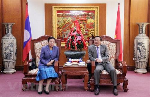 老挝人民革命党中央委员、中央对外部部长顺通•赛雅佳组团前往越南驻老挝大使馆，对越南共产党建党88周年表示祝贺。(图片来源：越通社）