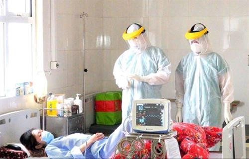 医生们正为一个病例进行治疗。图自越通社