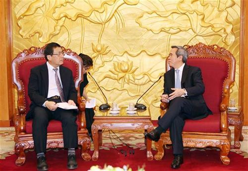 越共中央经济部部长阮文平与日本国家政策研究院教授大野健一。图自越通社