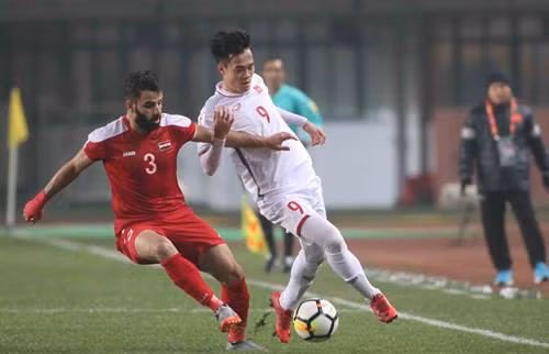 越南U23足球队与叙利亚U23足球队进行激烈角逐。(图片来源:越通社) 越南U23足球队与叙利亚U23足球队进行激烈角逐。(图片来源:越通社)