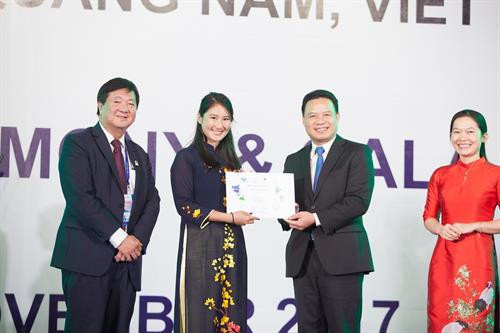 河内财政学院学生阮锦绣荣获2017年APEC未来之声论坛组委会的奖状。（图片来源：越通社）