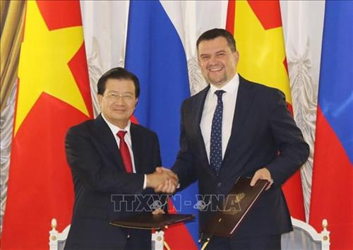 越南政府副总理郑廷勇(左)与俄罗斯政府副总理马克西姆阿基莫夫。图自越通社 越南政府副总理郑廷勇(左)与俄罗斯政府副总理马克西姆阿基莫夫。图自越通社