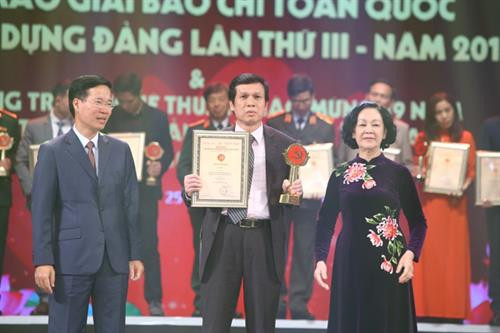 2018年“金锤子镰刀”党建新闻奖颁奖仪式。图自越通社