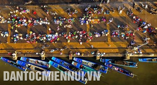 居民在河仙鱼集市进行水产品交易。这是西南海域的特色之一。记者 安孝 摄