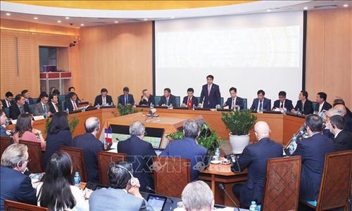 河内市人民委员会主席阮德钟在座谈会上发言。图自越通社