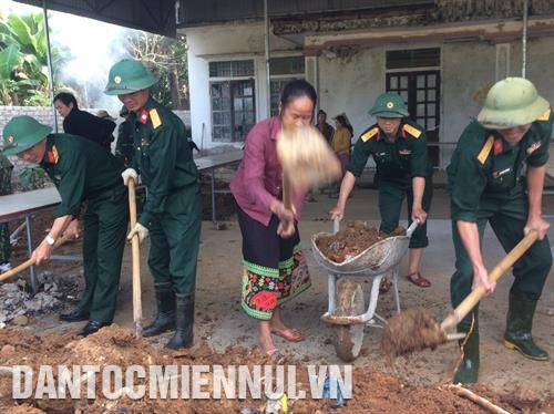 干部战士们帮助桂丰县知礼乡少数民族同胞升级改造农村交通公路。记者 陈越 摄