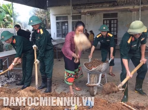 干部战士们帮助桂丰县知礼乡少数民族同胞升级改造农村交通公路。记者 陈越 摄 干部战士们帮助桂丰县知礼乡少数民族同胞升级改造农村交通公路。记者 陈越 摄