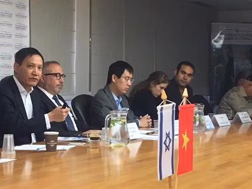 越南驻以色列大使杜明雄（左一）在会上发表讲话。图自越通社