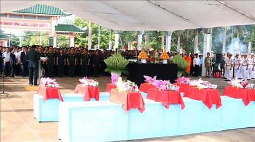 嘉莱省为17具在柬埔寨牺牲的越南烈士遗骸举行追悼会和安葬仪式。图自越通社
