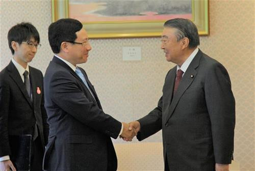 越南政府副总理兼外交部长范平明会见日本众议院议长大岛理森。图自越通社