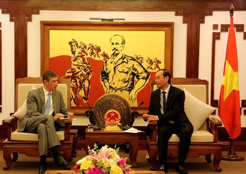 交通运输部副部长黎廷寿（右）与英国驻越大使贾尔斯·莱韦。（图片来源：越通社）