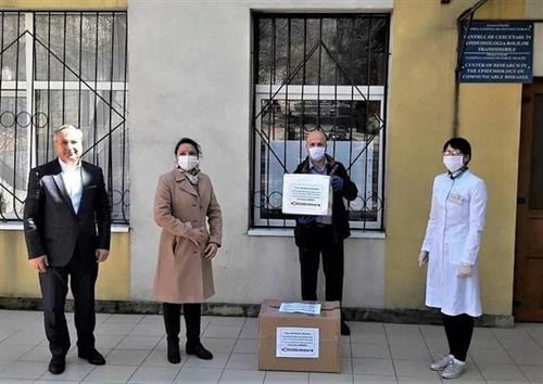 越南人开办的一家制药厂(Farmacia Orient)向摩尔多瓦公共卫生机关捐赠德国生产的六百个新冠病毒检测试剂盒。图自越通社