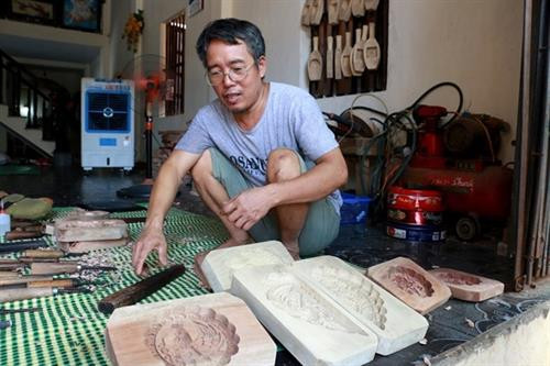 35年来，陈文板先生已亲手制作出无数个传统月饼模具。图自互联网