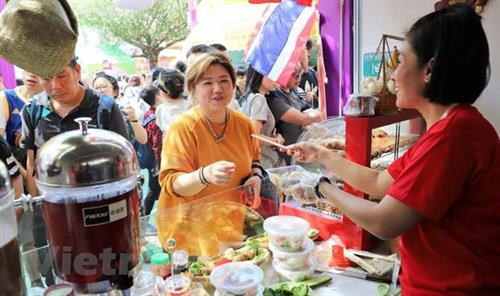 越南展位吸引众多参观者。图自越通社