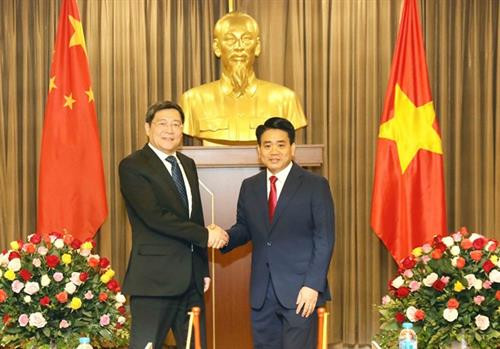 河内市委副书记、市人民委员会主席阮德钟与中共中央委员、湖南省委书记杜家毫握手。越通社记者 芳花