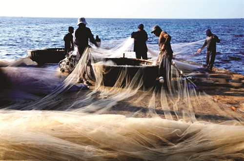 渔民们出海捕捞。