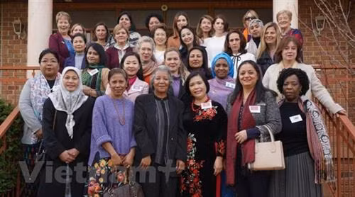 世界各国驻澳大利亚大使夫人合影。图自 越通社