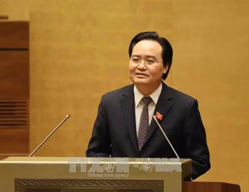 教育培训部长冯春讶就代表提出的上述问题进行解答。(图片来源:越通社) 教育培训部长冯春讶就代表提出的上述问题进行解答。(图片来源:越通社)