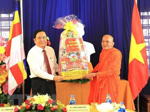 陈青敏向芹苴市爱国僧尼团结协会代表赠送慰问品。（图片来源：越通社）