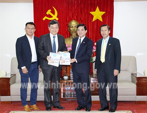 驻胡志明市台北经济文化办事处处长梁光中（左二）向平阳省领导赠送礼物。（图片来源：平阳省政府门户网站）