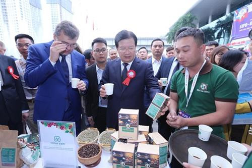 越南政府副总理郑廷勇参观越南展位。图自越通社 越南政府副总理郑廷勇参观越南展位。图自越通社