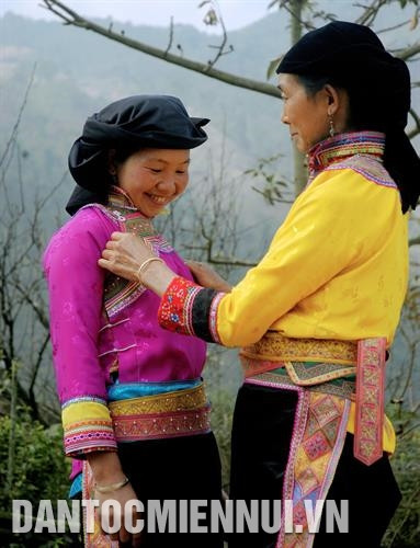 麝榜人的传统服装。图：春进