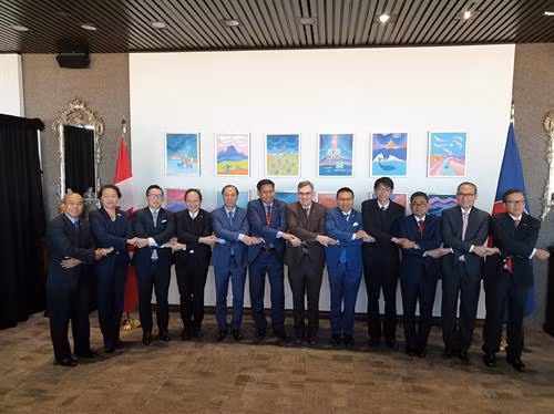 与会代表合影。图自越通社 与会代表合影。图自越通社