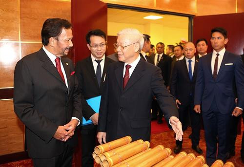 越共中央总书记、国家主席阮富仲与文莱达鲁萨兰国苏丹哈吉·哈桑纳尔·博尔基亚。图自越通社 越共中央总书记、国家主席阮富仲与文莱达鲁萨兰国苏丹哈吉·哈桑纳尔·博尔基亚。图自越通社