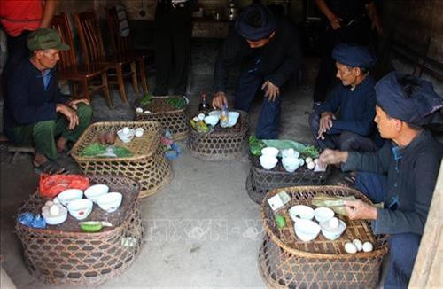 哈尼族同胞为村祭仪式准备祭品。图自越通社 哈尼族同胞为村祭仪式准备祭品。图自越通社