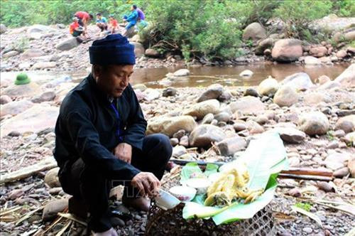 哈尼族同胞进行村祭仪式。图自越通社 哈尼族同胞进行村祭仪式。图自越通社