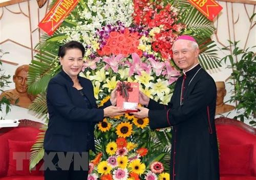阮氏金银向同奈省天主教春禄教区赠送礼品。图自越通社