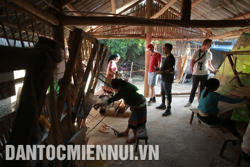 管箔天门是走进同文岩石高原全球地质公园的第一门口。管箔天门地处从河江到管箔最高山口。记者 安成达 摄 南丹(Nặm Đăm)文化村位于管箔乡中心，是在管箔线发展家庭寄宿旅游的第一个村。图为 南丹文化村一个家庭寄宿旅游模式。记者 安成达 摄 许多国内外游客来到管箔县朗八乡的朗八织锦村参观旅游和购物。记者 安成达