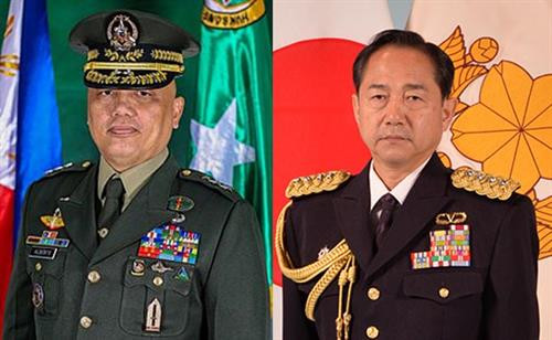 日本陆上自卫队(GSDF)参谋长山崎幸二将军(右)与菲律宾武装部队情报处(ISAFP)负责人阿尔伯托少将。图自越通社 日本陆上自卫队(GSDF)参谋长山崎幸二将军(右)与菲律宾武装部队情报处(ISAFP)负责人阿尔伯托少将。图自越通社