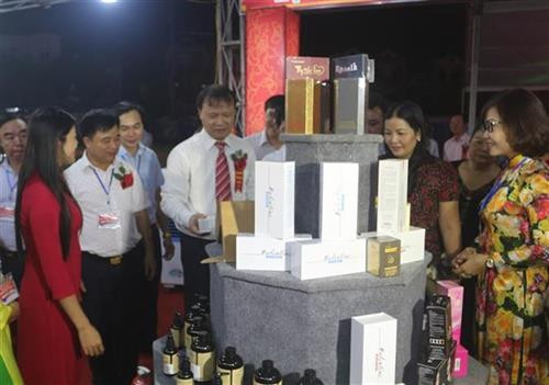 代表们参观各展位。图自越通社 代表们参观各展位。图自越通社