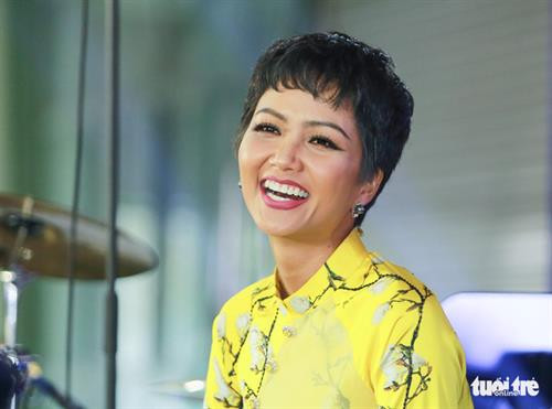 越南环球小姐赫姮尼依。图自《年轻人报》