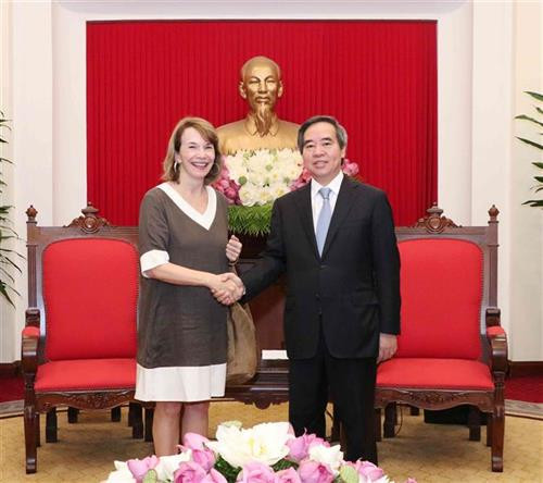 越共中央经济部部长阮文平与越南企业论坛联合主席弗吉尼亚·福特。图自越通社