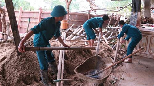 老街省职能力量帮助灾民修建住房。图自越通社