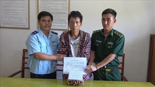 一自老挝贩运毒品至越南疑犯过海关时被抓。图自越通社