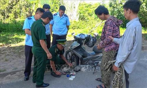 一自老挝贩运毒品至越南疑犯过海关时被抓。图自越通社