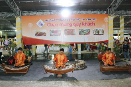 高棉族传统拜月节相关活动。（图片来源：因特网）